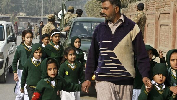 Школьники неподалеку от военного училища в Пакистане, захваченного боевиками