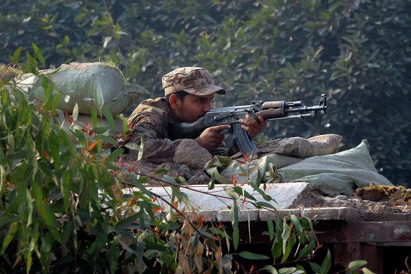 Пакистанские силы безопасности неподалеку от военного училища в Пакистане, захваченного боевиками