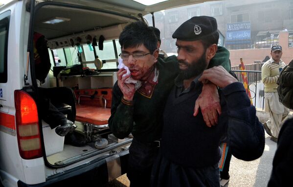 Студент, получивший ранение в результате захвата боевиками военного училища в Пакистане