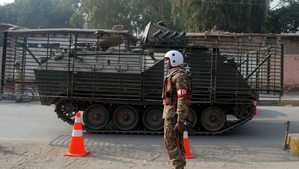 Пакистанские силы безопасности неподалеку от военного училища в Пакистане, захваченного боевиками