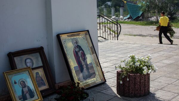 Иконы, вынесенные из церкви на Украине. Архивное фото