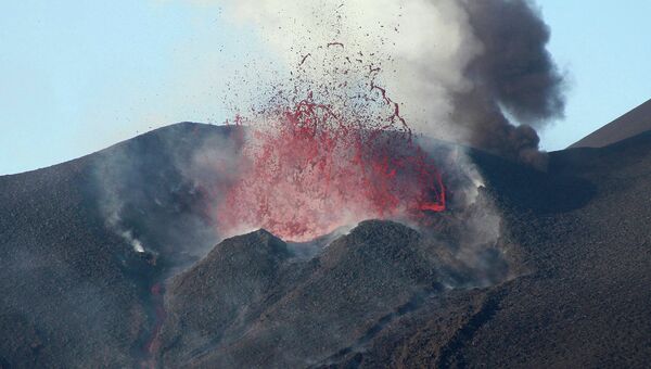 Лава извергается из вулкана в Кабо-Верде. 28 ноября 2014
