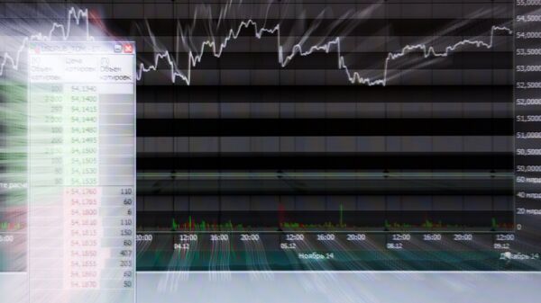 Экран с биржевыми графиками. Архивное фото