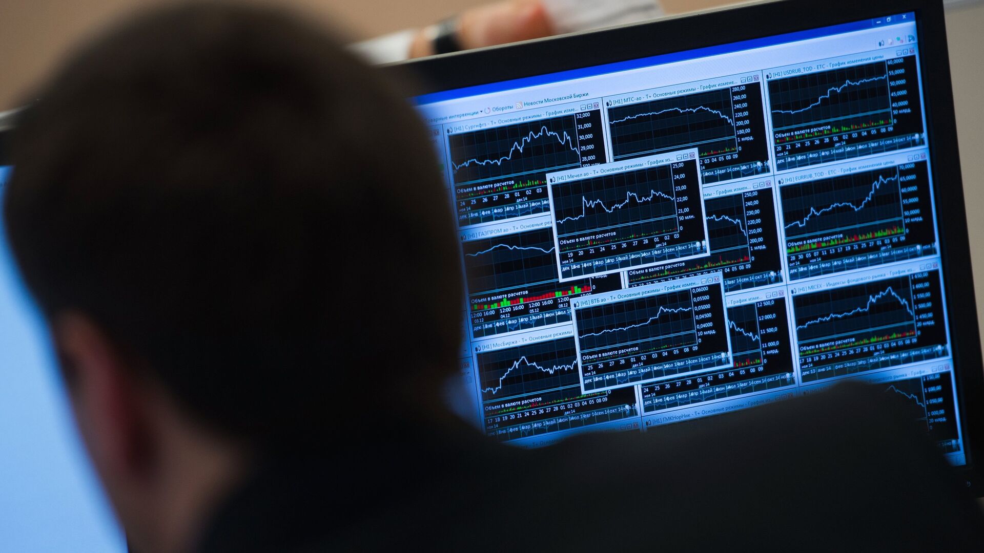 Сотрудник в офисе биржи - РИА Новости, 1920, 31.10.2025