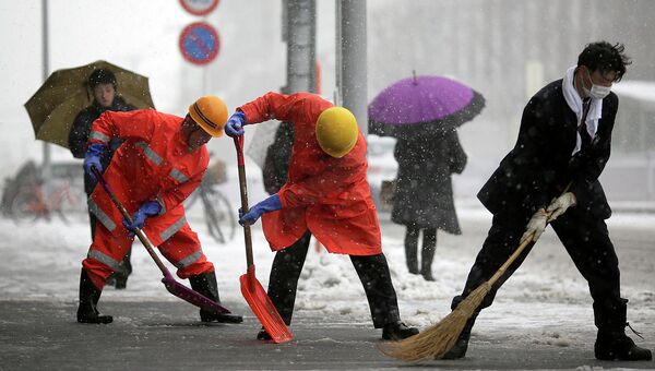 Работники железнодорожного вокзала в Японии убирают снег. Архивное фото