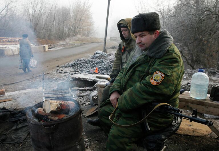 Бойцы ополчения на въезде в город Макеевка, Донецкая область