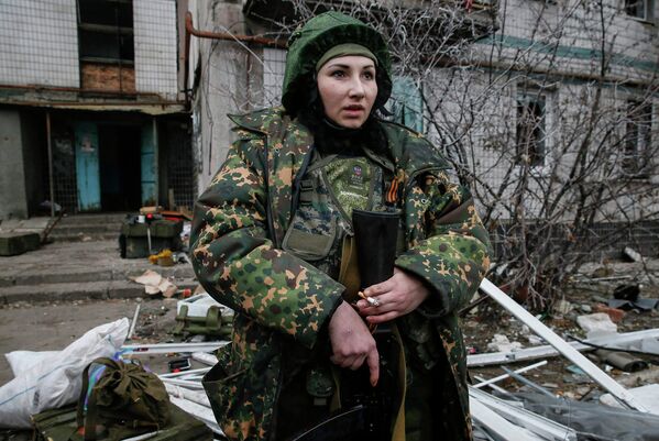 Женщина-боец народного ополчения в районе Донецкого аэропорта