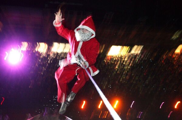 Человек в костюме Пер Ноэля - французского Деда Мороза