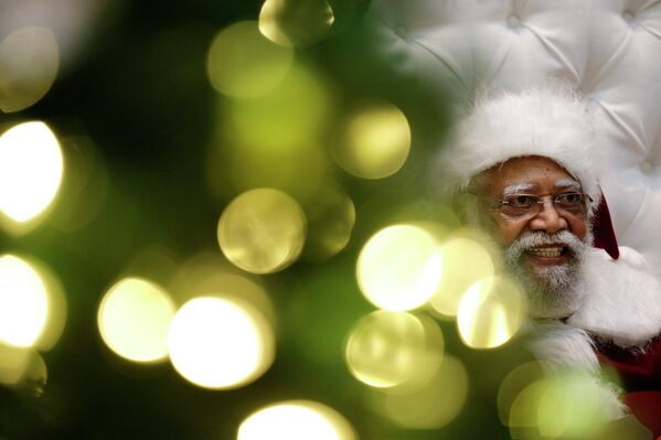 Человек в костюме Санта-Клауса в Лос-Анджелесе, США