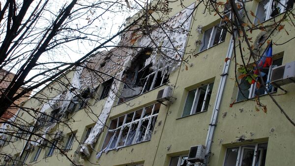 Разрушенный жилой дом в районе аэропорта города Донецка. Архивное фото