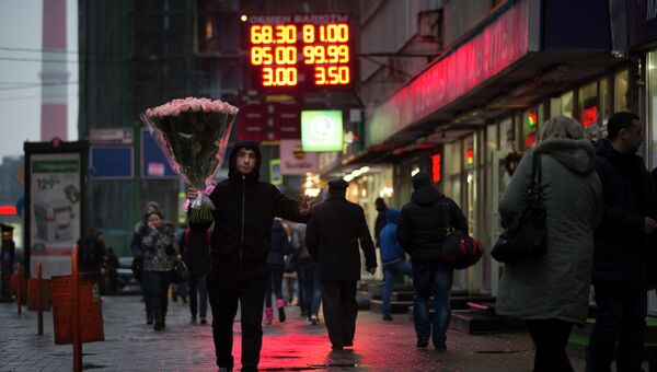 Табло с курсом валют у входа в один Табло с курсом валют у входа в один из обменных пунктов в Москве. 16 декабря 2014