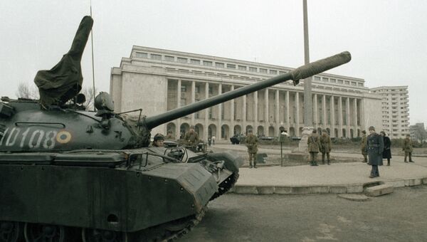 Танк на одной из центральных площадей Бухареста во время революции в Румынии