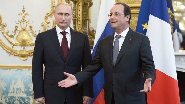 Президент России Владимир Путин (слева) и президент Франции Франсуа Олланд
