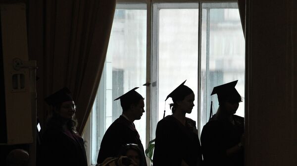 Выпускники университета на церемонии вручения дипломов с отличием. Архивное фото