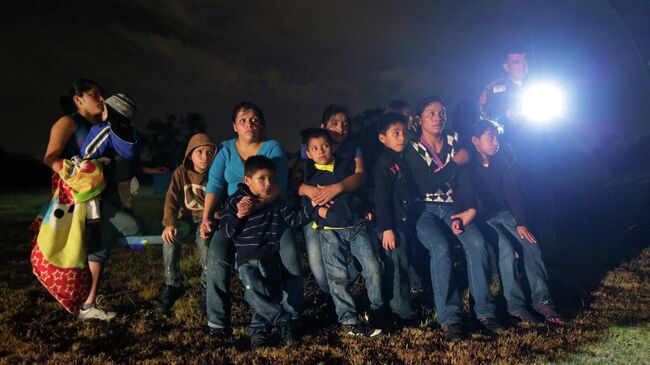 Нелегальные мигранты из Латинской Америки, задержанные при незаконном пересечении мексиканской границы в США. Архивное фото