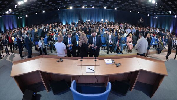 Журналисты во время десятой большой ежегодной пресс-конференции президента России Владимира Путина в Центре международной торговли на Красной Пресне