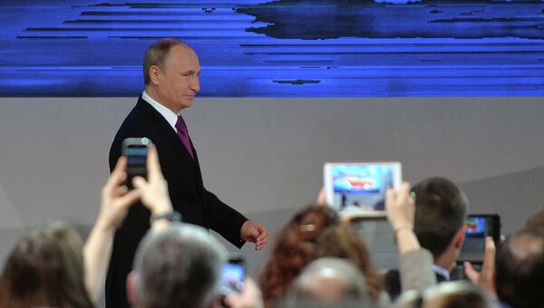 Президент России Владимир Путин перед началом десятой большой ежегодной пресс-конференции