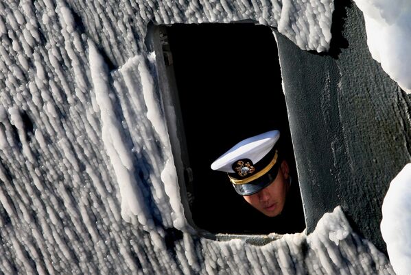 Моряк на палубе эсминца УРО Цой Ен во время швартовки