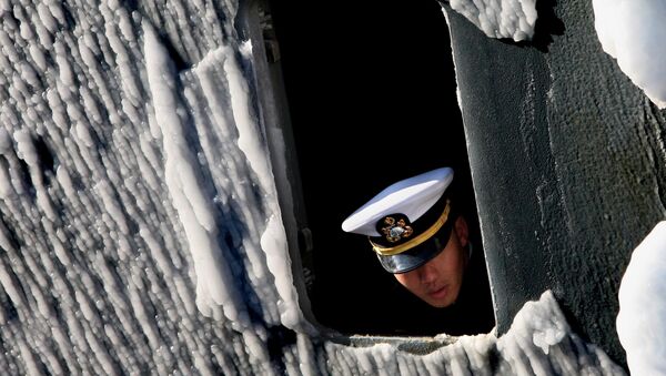 Моряк на палубе эсминца УРО Цой Ен во время швартовки