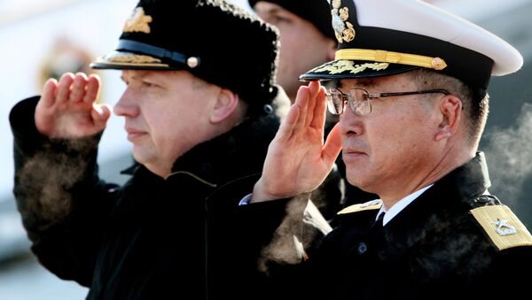 Заместитель командующего Приморской флотилией контр-адмирал Владимир Дмитриев (слева). Архивное фото
