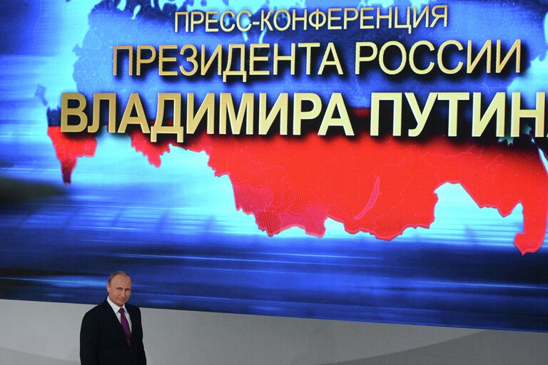 Президент России Владимир Путин перед началом десятой большой ежегодной пресс-конференции