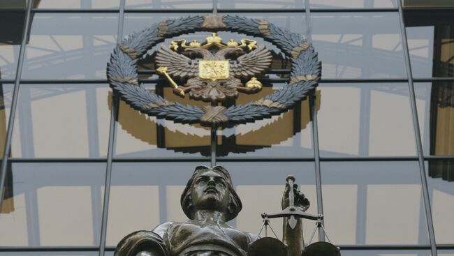Статуя Фемиды на фасаде здания верховного суда РФ в Москве. Архивное фото