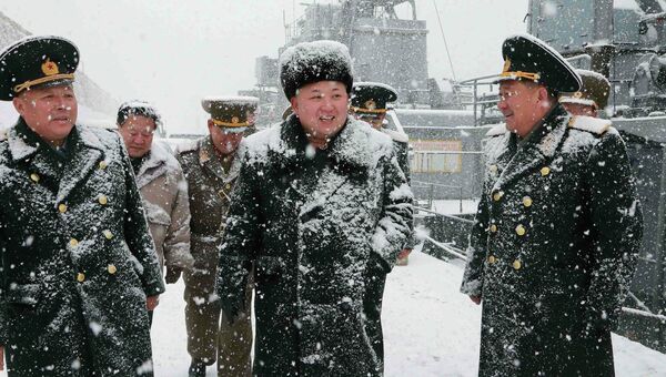 Северокорейский лидер Ким Чен Ын инспектирует корабль Корейской Народной Армии