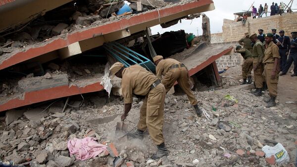 Спасатели разбирают завалы на месте обрушения здания в Найроби, Кения