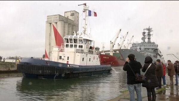 Российские экипажи Мистралей покинули Сен-Назер на корабле Смольный