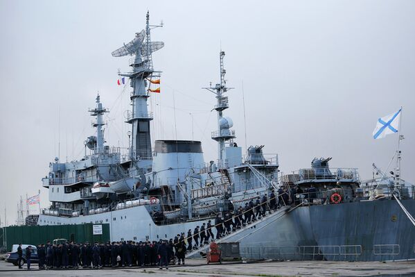 Фрегат Смольный с российскими моряками покидает порт Сен-Назера