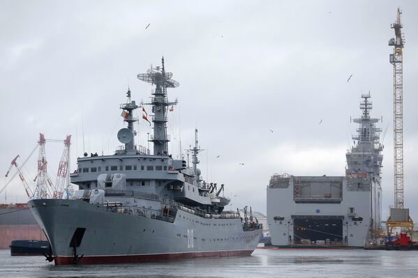 Фрегат Смольный с российскими моряками покидает порт Сен-Назера