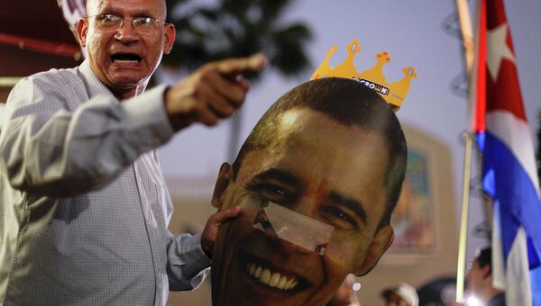 Протестующий с изображением президента США Барака Обамы во время акции протеста в Майами