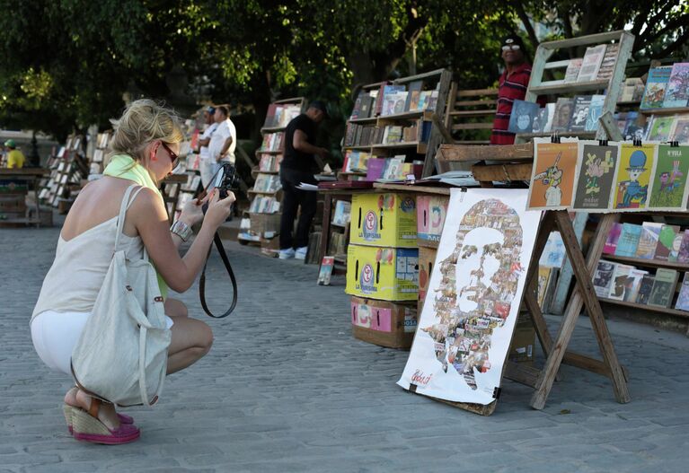 Туристка фотографирует постер с Эрнесто Че Гевара в Старой Гаване