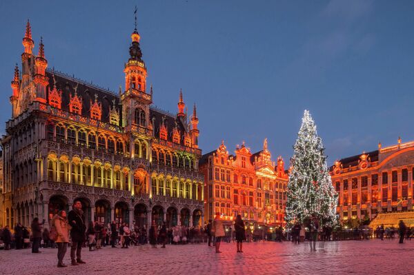 Рождественские украшения на площади Гранд-Плас в Брюсселе