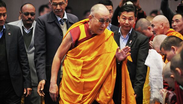 Далай-лама XIV проводит учения для паломников из России в Дели.
