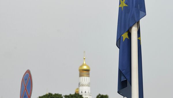 Флаг ЕС у здания представительства Европейского Союза в Москве. Архивное фото