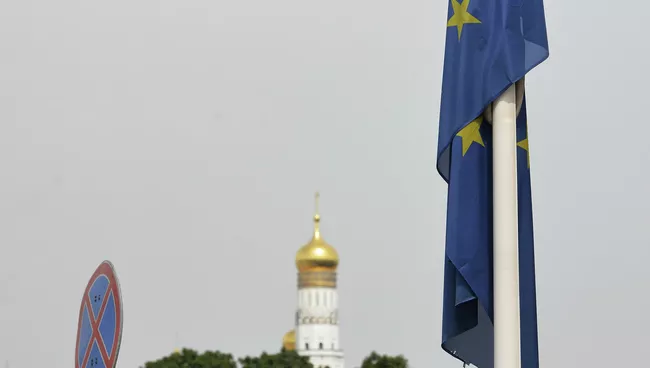 Флаг ЕС у здания представительства Европейского Союза в Москве. Архивное фото