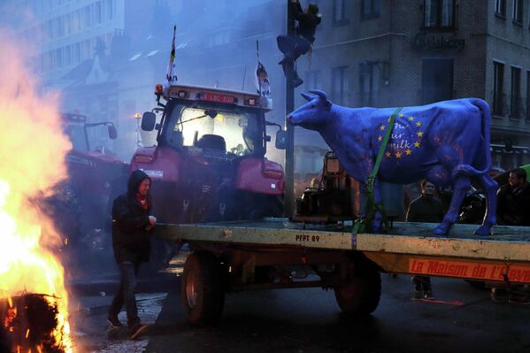 Акция протеста фермеров возле штаб-квартиры Европейской комиссии в Брюсселе