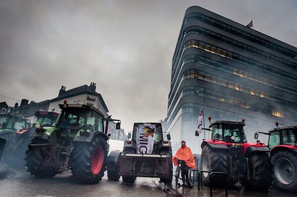 Тракторы заблокировали движение перед штаб-квартирой Европейской комиссии в Брюсселе во время акции протеста фермеров