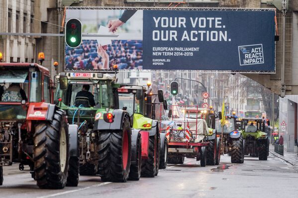 Тракторы заблокировали движение перед штаб-квартирой Европейской комиссии в Брюсселе во время акции протеста фермеров