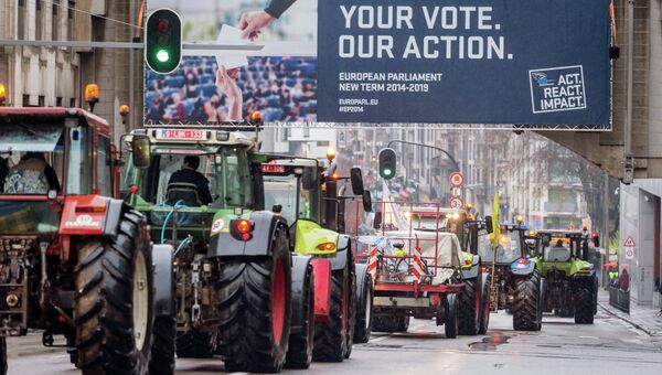 Тракторы заблокировали движение перед штаб-квартирой Европейской комиссии в Брюсселе во время акции протеста фермеров. Архивное фото