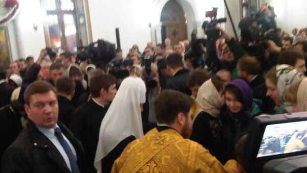 Патриарх Московский и всея Руси Кирилл в храме при штабе ВДВ общается с детьми, приехавшими с Донбасса.
