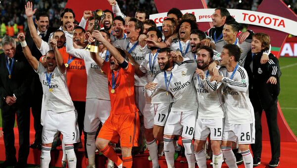 Футболисты мадридского Реала радуются победе в клубном чемпионате мира по футболу