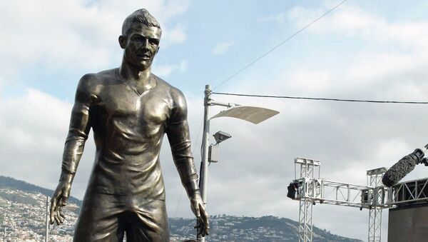 Памятник португальскому футболисту мадридского Реала Криштиану Роналду в городе Фуншал на острове Мадейра