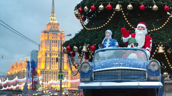 Праздничная инсталяция с Дедом Морозом и Снегурочкой у елки на улице Москвы