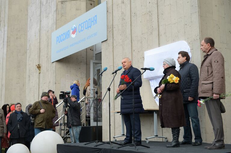 Открытие мемориальной доски в память об Андрее Стенине