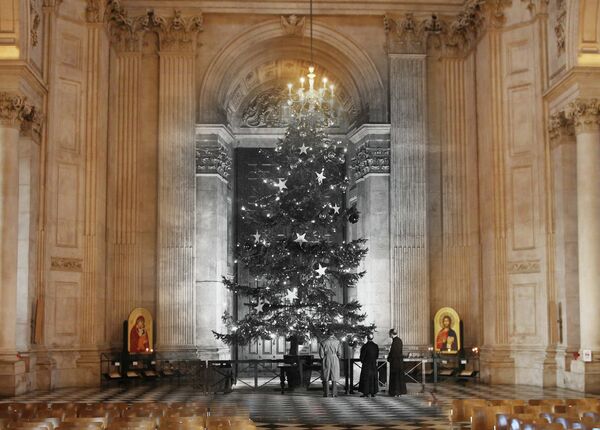 Коллаж из фотографий рождественского Лондона 1950 и 2014 годов. Собор Святого Павла