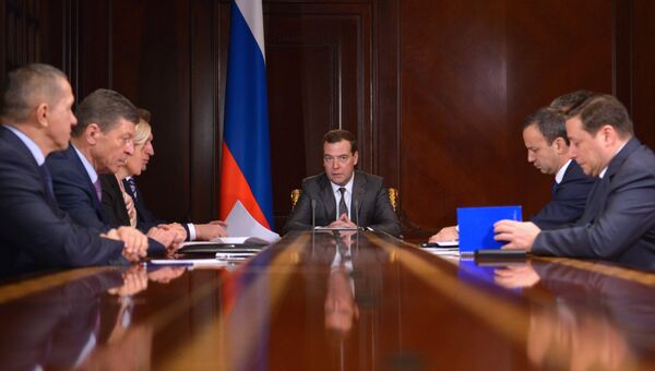 Председатель правительства РФ Дмитрий Медведев проводит совещание со своими заместителями