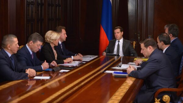 Председатель правительства РФ Дмитрий Медведев (в центре) проводит совещание со своими заместителями