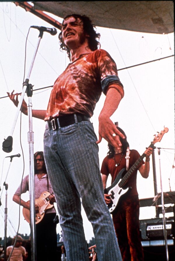 Британский музыкант Джо Кокер выступает на фестивале Вудсток
